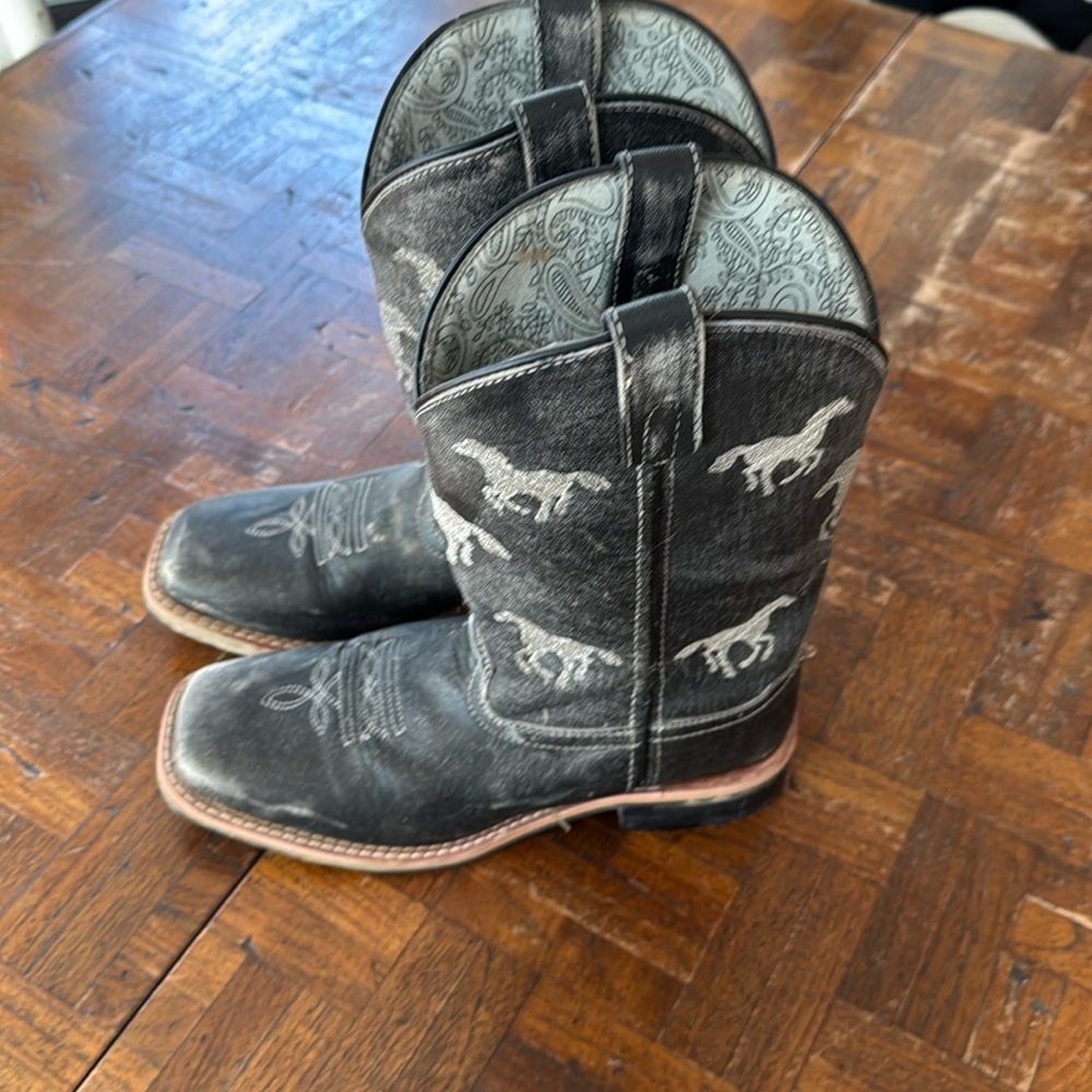 Kids cowboy boots size 4.5
